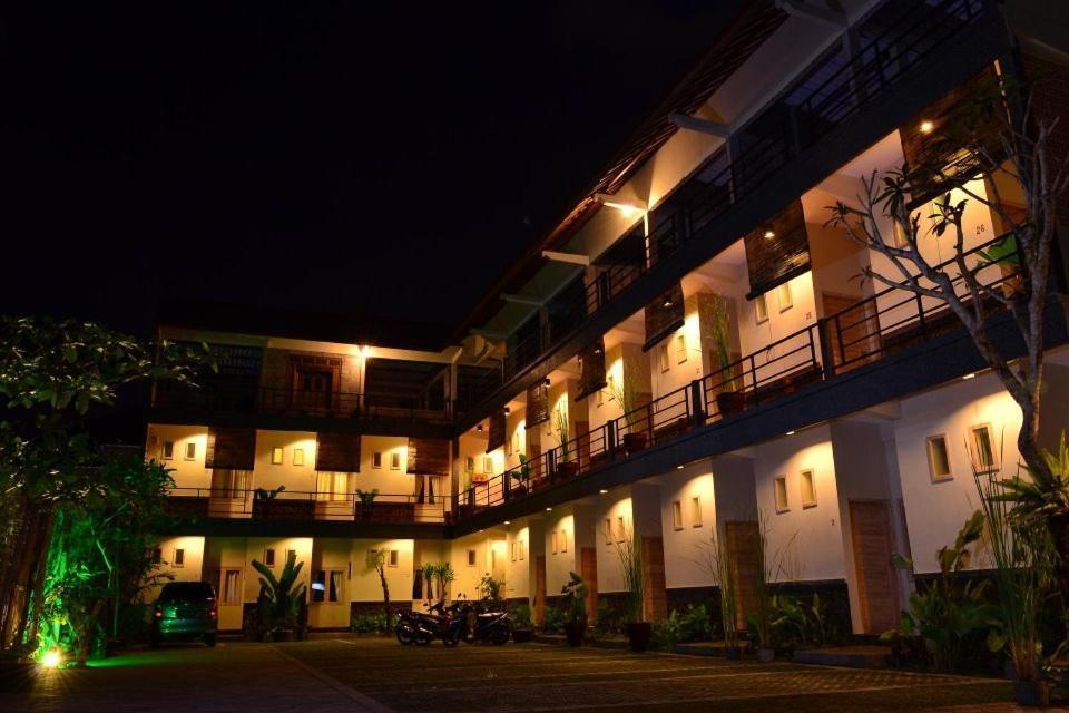 Urbanview Hotel Wayan Mansion Denpasar  Exterior photo
